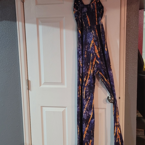 Omg!  Attention Ladies!  This Classy jumpsuit is a head turner.  L-XL. - Picture 2 of 2